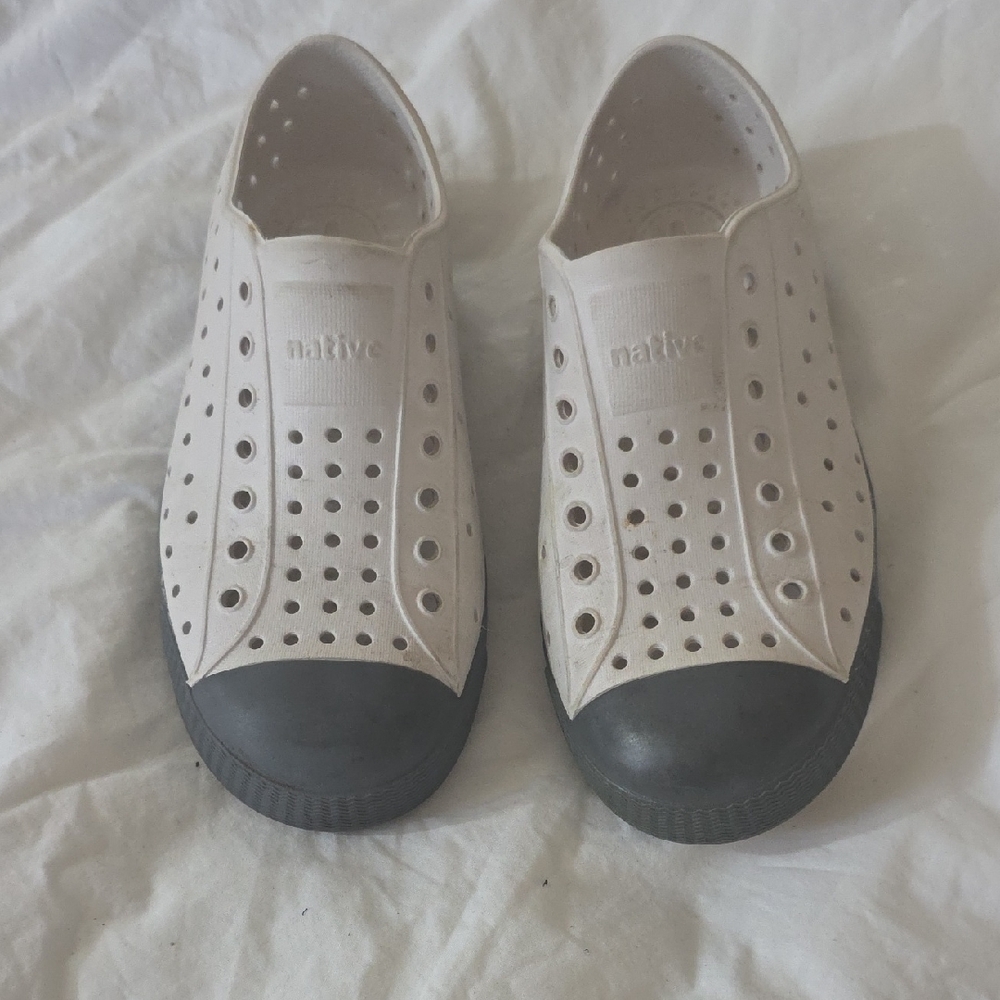Native Kids Water Shoes in Cream and Black